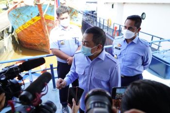 Delapan kapal di Laut Natuna dan perairan Madura ditertibkan KKP