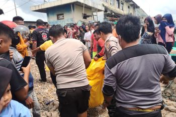 Mayat pria tanpa identitas ditemukan mengapung di Pelabuhan Sape