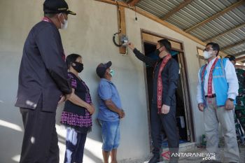 PLN nyalakan listrik 8 desa perbatasan Indonesia - Malaysia