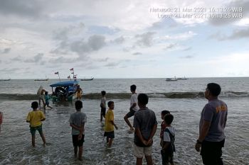 Asyik mandi, tiga pengunjung Pantai Pasir Tiku Agam terbawa arus ke tengah laut