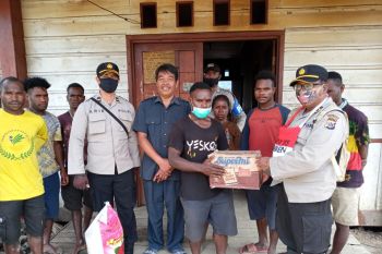 Personel Binmas Noken Polri bantu sembako asrama SMAN 1 Sugapa