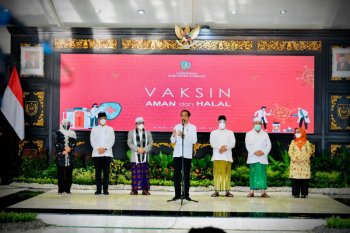 Presiden Jokowi saksikan kegiatan vaksinasi COVID-19 serentak di Jombang