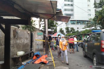 Potongan kaki manusia jatuh menimpa lapak pedagang