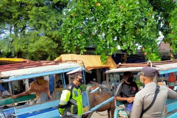 Polsek Pemenang gencarkan edukasi prokes di pasar