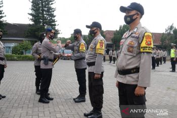 Kapolres Loteng berikan penghargaan kepada personel berprestasi