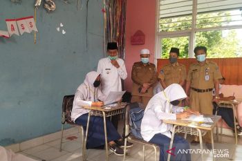 Tinjau ujian akhir sekolah, Wabup Pasaman Barat tekankan pendidikan harus didukung guru dan sarana prasarana