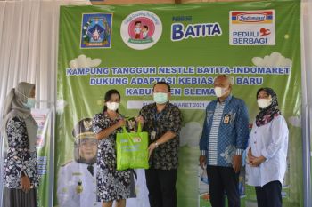 Sleman membagikan paket sembako bagi sentra industri terdampak COVID-19