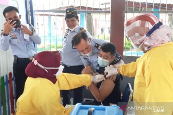 Ratusan petugas lembaga pemasyarakatan Makassar jalani vaksinasi COVID-19