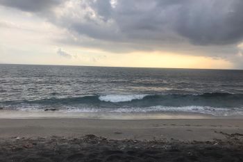 Sepi pengunjung, pedagang di Pantai Kerandangan terancam gulung tikar
