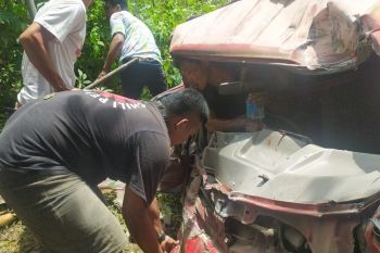 Truk fuso "adu jangkrik" dengan dam truk di Jalan Raya Kuta Loteng