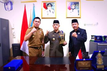 Pemkab Pesisir Barat terima penghargaan pencegahan COVID-19