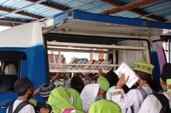 Perpustakaan Keliling Sumbar pinjamkan buku bacaan dukung masjid ramah anak di Padang