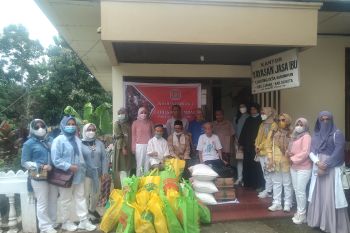 Ladies REI Sumbar berbagi dengan Panti Jompo Jasa Ibu