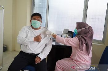Tekan penularan COVID-19, pegawai PLN Sumbar divaksin