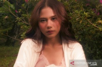 Nadin Amizah berkisah lewat lagu "Seperti Takdir Kita Yang Tulis"