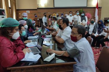 Ratusan ASN Kota Mataram mulai divaksin COVID-19
