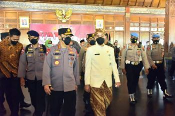 Bersama Wali Kota Solo, Kapolri tinjau vaksinasi pemuka lintas agama