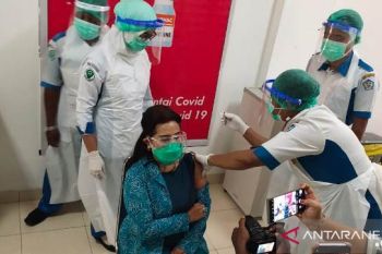 Bupati Jhon Banua minta guru Jayawijaya divaksin
