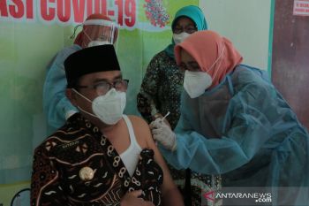 Bupati-Wakil Bupati Kulon Progo jalani vaksinasi di RSUD Wates