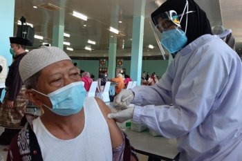 3.000 imam dan marbot masjid di Kepri disuntik vaksin AstraZeneca
