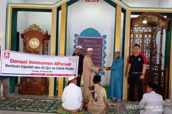Jelang Ramadhan, donasi konsumen Alfamidi saluran Sajadah dan Al Qur'an di Ternate