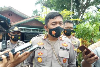 Video anggota Polsek tumpahkan miras ke laut, ini klarifikasi Kapolres Mimika
