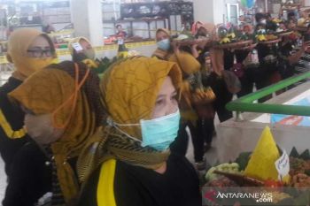 Pedagang Pasar Parakan Temanggung selamatan cegah COVID-19