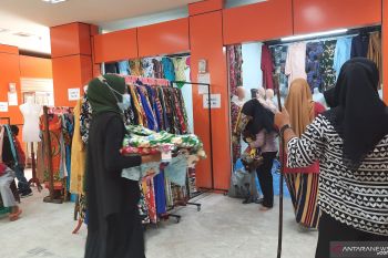 Ratusan pedagang di Pasar Rakyat Pariaman mulai pindah ke bangunan baru