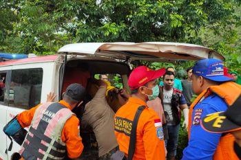Dua mahasiswa  terseret air bah air terjun ditemukan tewas