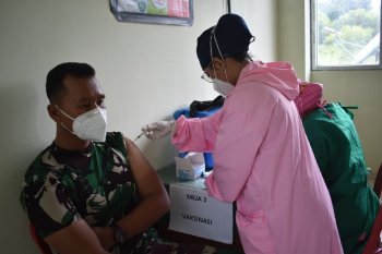 Prajurit  TNI Satgas Pamtas RI-PNG Yonif 611 disuntik vaksin COVID-19