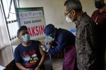 Bupati Bantul meninjau pelaksanaan vaksinasi COVID-19 bagi relawan FPRB