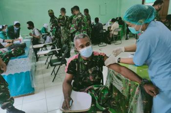 Prajurit TNI Kodim 1701/Jayapura disuntik vaksin COVID-19 tahap dua