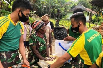 TNI Bersama Warga Kurima Buat Alat Penjernih Air Bersih