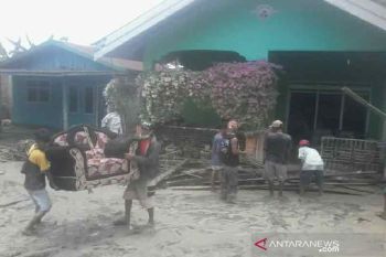 TNI/Polri  bantu evakuasi barang warga yang selamat dari banjir bandang