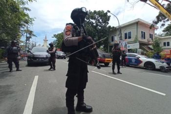Pengamanan di lokasi bom bunuh diri di depan Katedral Makassar