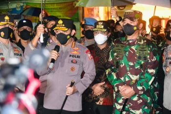 Plt Gubernur Sulsel serahkan bantuan kepada korban bom Makassar