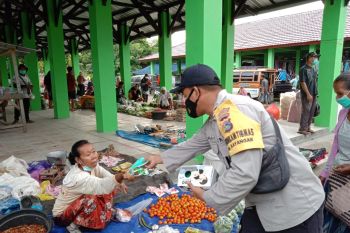 Kampung Sehat 2, Bhabinkamtibmas Polres Lotara bagikan masker ke warga