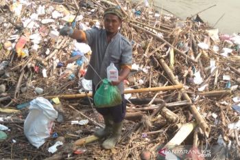 "Amphibi" bersama warga bersihkan Sungai Deli dari sampah