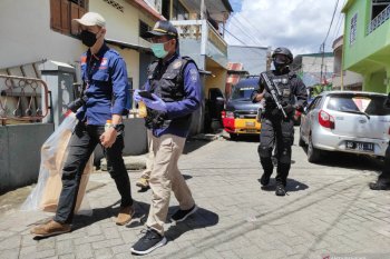 Densus 88 geledah rumah pelaku bom di Katedral Makassar