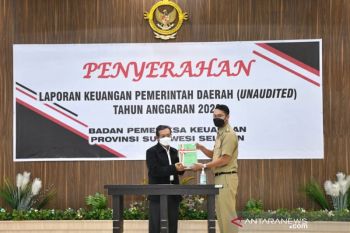 Bupati Sinjai serahkan LKPD 2020 kepada BPK