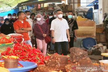 Wali Kota Kendari meminta masyarakat tak panik soal stok pangan Ramadhan