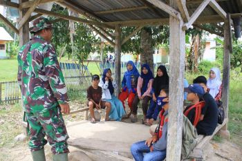 Satgas TMMD bantu mengajar pelajar di desa Kamalu