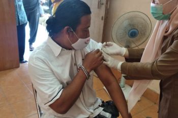 Pengelola pasar tradisional di Kota Mataram divaksin COVID-19