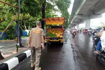 Satpol PP Makassar tertibkan pedagang di sepanjang jalan protokol