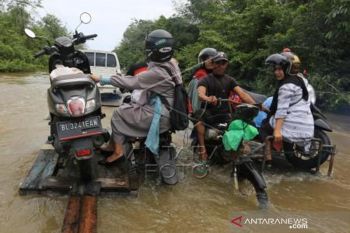 Jasa Angkut Kendaraan Lewati Banjir