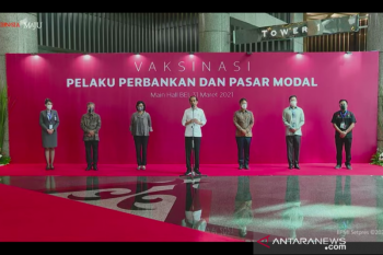 Presiden tinjau vaksinasi  bagi petugas bank-pasar modal