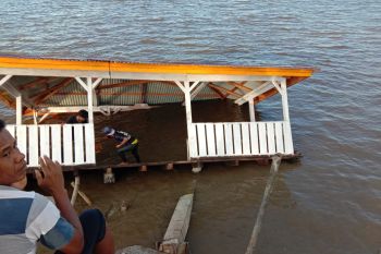 Baru tiga bulan dibangun dermaga ambruk