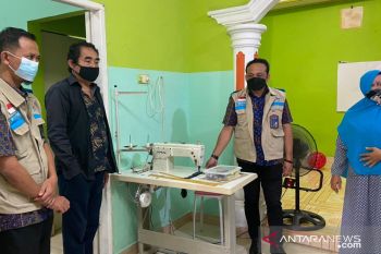Kaum perempuan dhuafa Pekanbaru dilatih menjahit