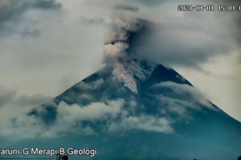 Gunung Merapi empat kali meluncurkan awan panas guguran ke barat daya