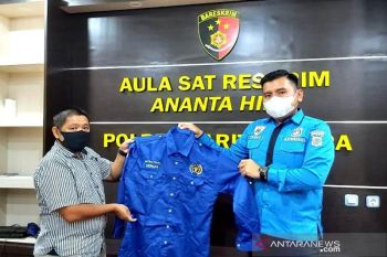 Polres Barito Utara serahkan seragam PWI